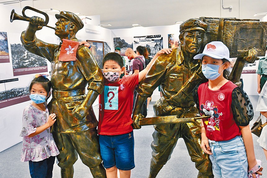 「百年偉業」展市民參觀踴躍家長冀子女及早認識祖國歷史