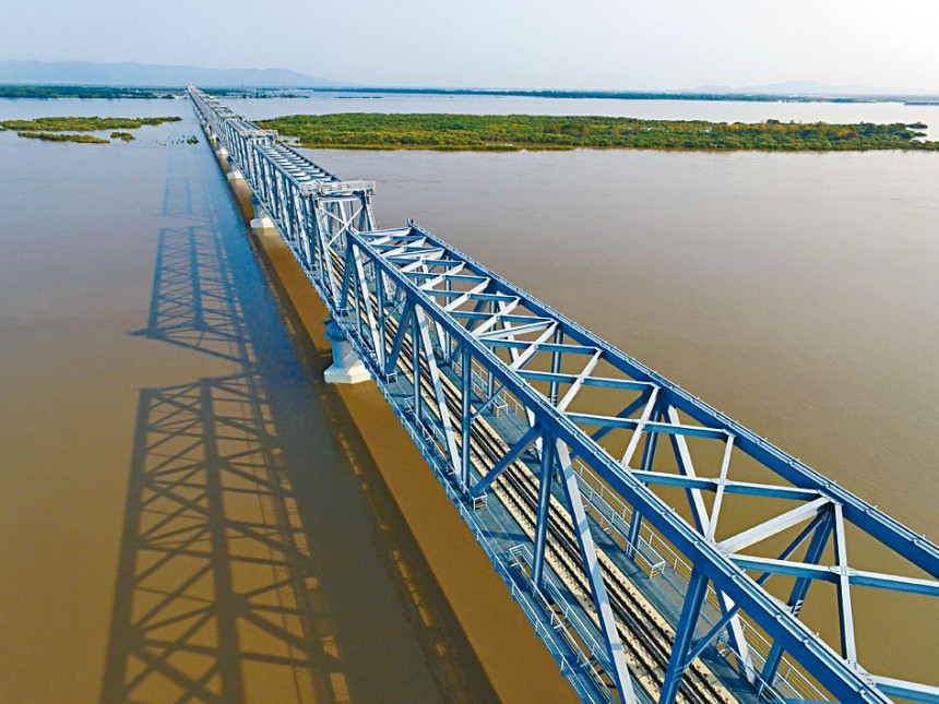 中俄跨江鐵路橋鋪軌貫通