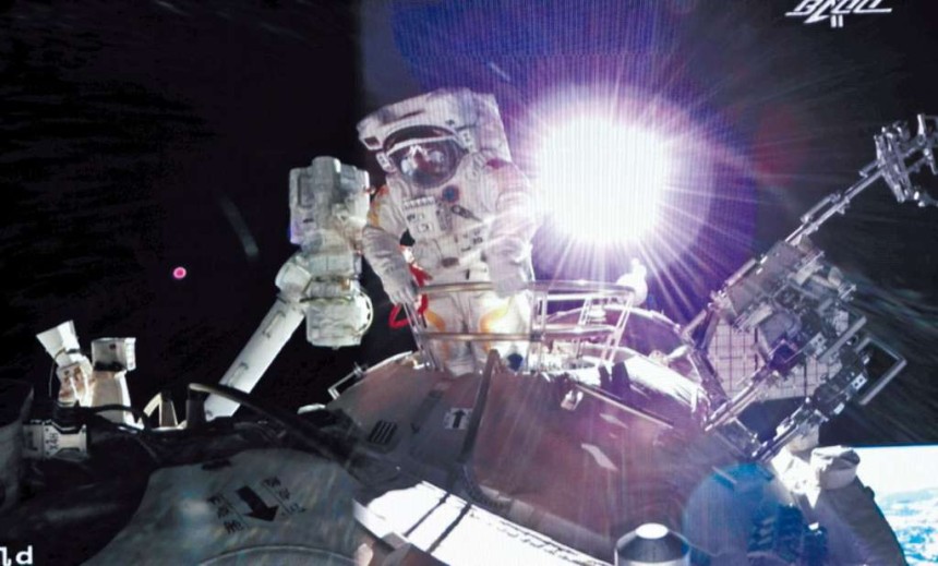 神十三太空人第二次出艙「漫步」
