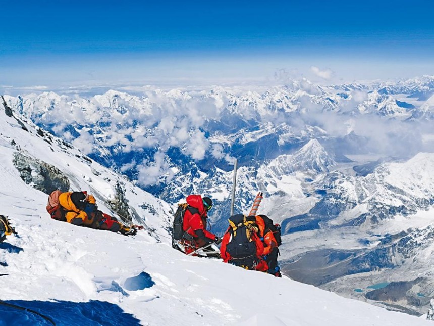 中國科考隊登頂珠峰架設世界最高氣象站