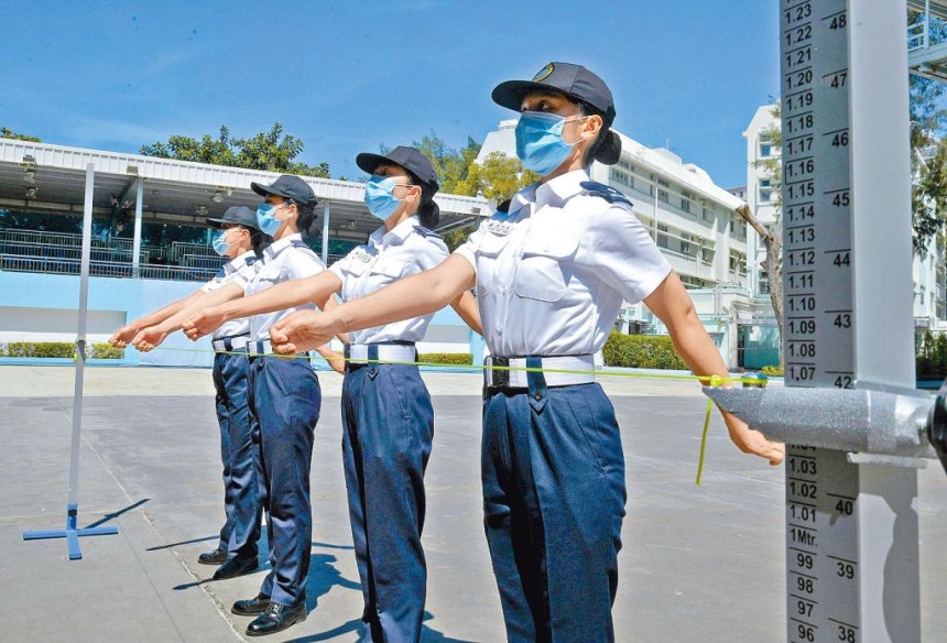 學員胸前拉綫訓練擺臂動作