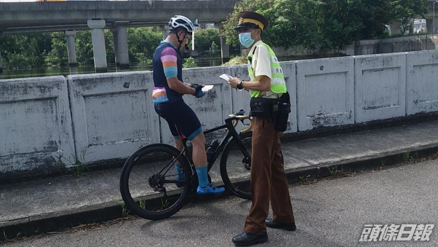 警一連三日元朗打擊單車違例 發76張傳票