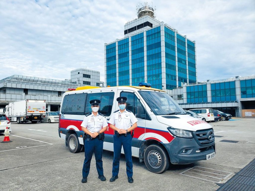 機場警區時刻警惕防孤狼襲擊幫客尋失物找家人小角色發揮大意義