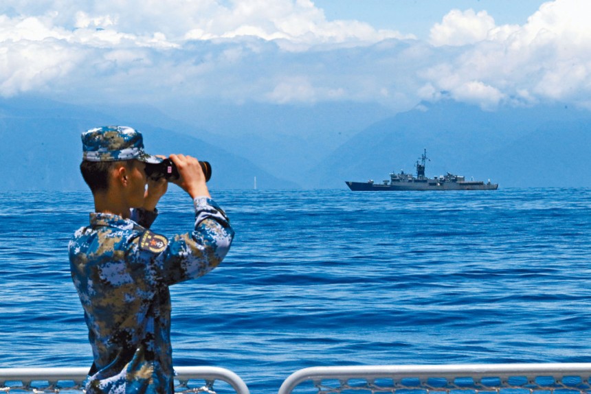 陸艦逼近高雄港模擬攻台檢驗對海突擊能力戰機俯瞰中部山脈