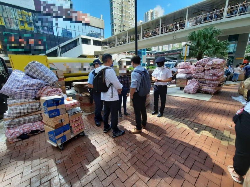 警方食環荃灣打擊阻街行為 店鋪擴展街道營業紛紛被罰