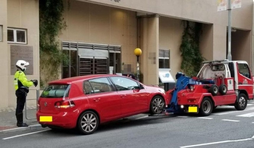 警東九龍打擊違例泊車 發逾2千張牛肉乾拖走5車